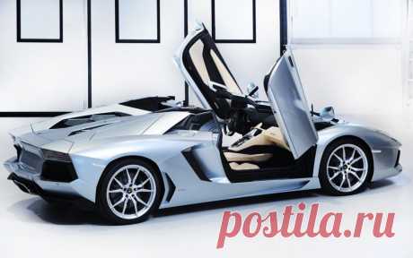 2013-Lamborghini-Aventador-LP-700-4-Roadster-rear-three-quarter-doors-open Photo #290679 - Motor Trend WOT