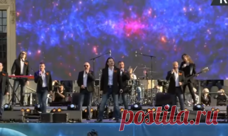 «Хор Турецкого» исполняет военные песни в Берлине - YouTube
