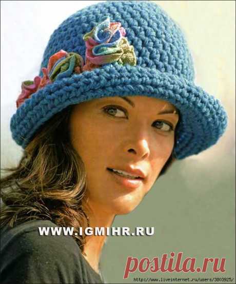 Просто и элегантно: сине-бирюзовая шляпка с цветами