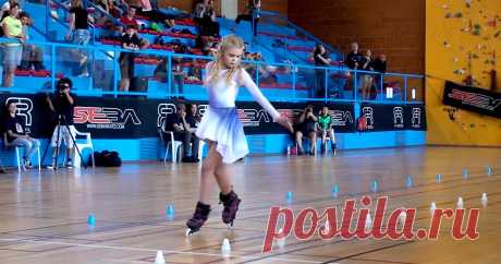 Виртуозный танец на роликах от юной россиянки Кажутся невероятными филигранная точность и лёгкость, с какой эта юная роллерша, вытанцовывая объезжает препятствия на громоздких роликовых коньках.