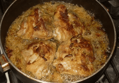 Курочка по-особому 
Такая вкуснятина, что оторваться невозможно. Готовится быстро. Съедается еще быстрее. 
Ингредиенты: 
Курица (или ее части) — 1 кг 
Лук репчатый — 3 шт 
Пиво светлое — 1 стакан 
Специи (соль, перец, приправы, по вкусу)Чеснок (по вкусу) 
Приготовление:Курицу разрезать на порции (в рецепте куриные бедрышки), посыпать приправами, посолить, поперчить и натереть толченым чесноком. Оставить на полчаса-час.Лук нарезать четверть-кольцами. Выложить в сковороду с растительным маслом и о