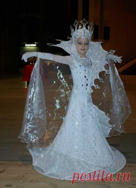 Сшила дочке костюм Снежной королевы. Как вам образ?