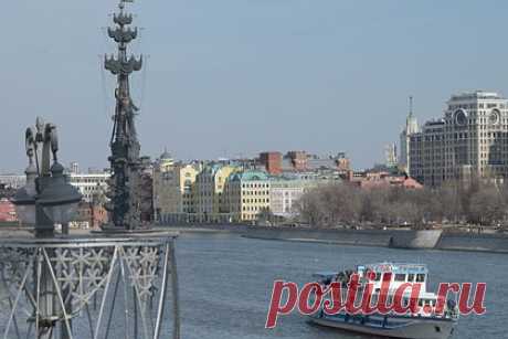 Москвичам спрогнозировали до 15 градусов тепла. В воскресенье, 9 апреля, москвичей ожидают облачная погода с прояснениями, преимущественно без осадков и до 15 градусов тепла. Об этом свидетельствует прогноз, опубликованный на сайте Гидрометцентра России. Ночью температура воздуха понизится до 3 градусов тепла. Атмосферное давление — 756 миллиметров ртутного столба.