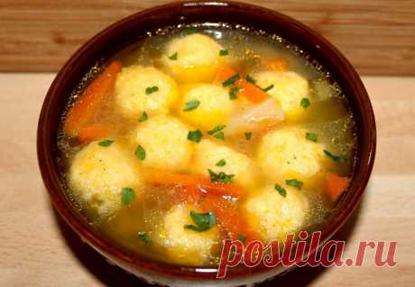Суп с сырными клёцками
Ароматный быстрый суп с сырными клёцками и овощами без мяса на бульоне.