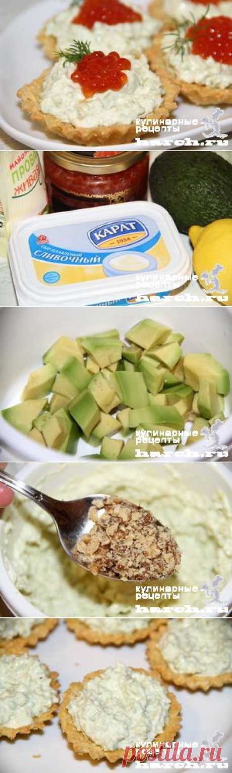 Тарталетки с кремом из авокадо и красной икрой