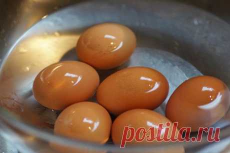 Как сварить яйцо без кипячения: необычный способ, благодаря которому блюдо сохраняет пользу Варёное яйцо - вкусное и при этом очень простое в приготовлении блюдо. Но есть один серьёзный недостаток: долгая обработка кипящей водой приводит к тому, что продукт теряет немало полезных свойств. В