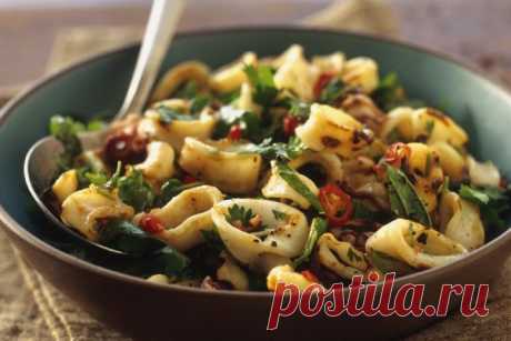 Салат с кальмарами, шампиньонами и оливками, рецепт с фото — Вкусо.ру