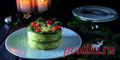 Праздничный салат с креветками, авокадо и огурцами - Лайфхакер