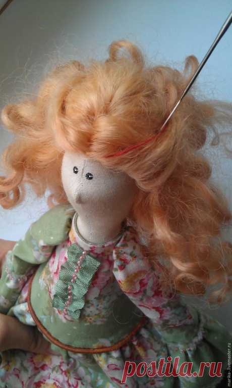 Делаем причёску для куклы из овечьей шерсти