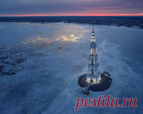 Морозный рассвет над Волгой и затопленной колокольней в Калязине.

© Фото: Игорь Аброски