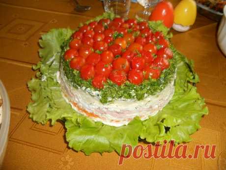 Салат с ветчиной и черносливом под помидорной шапкой
