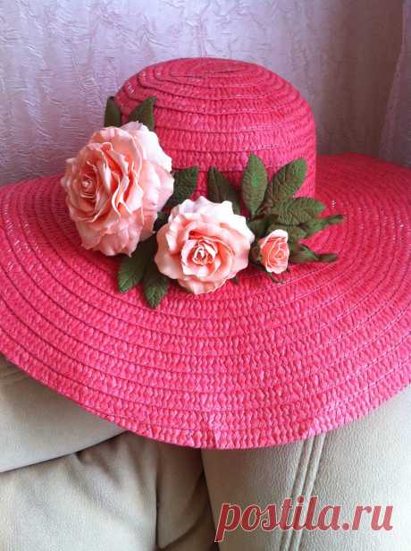 Шляпка с розами из фоамирана для прекрасных дам. Фоамиран - это удивительный материал, приятный бархатный на ощупь. Выдерживает воздействие холода, влаги.
Возможно выполнить в другом цвете.