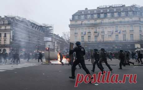 СМИ: во Франции участнице протеста оторвало палец на руке при взрыве гранаты. По данным радиостанции France Bleu, женщина находится в университетской больнице Руана