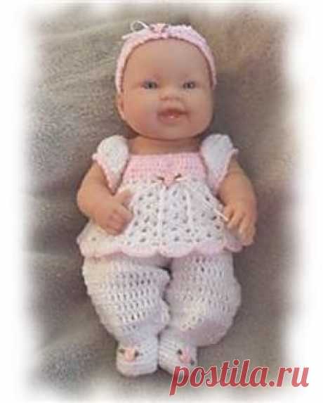 This is a crochet pattern for an adorable romper set. The instructions are for the footie pants, the top, and headband.