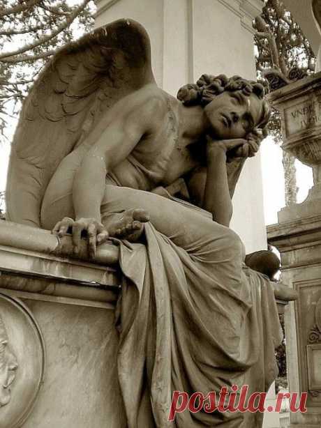 Ангел ночи ( 1885) Джулио Монтеверде по Примо Zonca могилу , Quadriportico , Verano монументальной кладбище , Рим