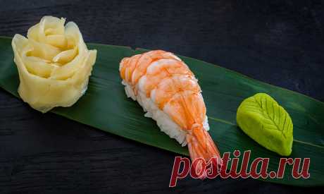 Рецепт суши-нигири «Эби» видео рецепт Суши-нигири «Эби» — это самый популярный вид суши из всех. Эти сушу лепятся из специального сорта риса. Сверху, на сформированные рисовые колобки кладут кусочки разнообразных морепродуктов, разновидно
