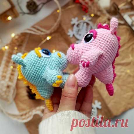 PDF Чудо-Дракончик крючком. FREE crochet pattern; Аmigurumi toy patterns. Амигуруми схемы и описания на русском. Вязаные игрушки и поделки своими руками #amimore - маленький дракон, дракончик из обычной пряжи, динозавр, динозаврик.