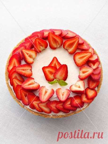 Frosted Cake Topped with Fresh Sliced Strawberries – StockFood