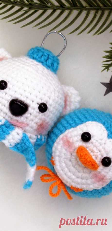 PDF Белый мишка и пингвин крючком. FREE crochet pattern; Аmigurumi toy patterns. Амигуруми схемы и описания на русском. Вязаные игрушки и поделки своими руками #amimore - елочные украшения, игрушки на ёлку, ёлочные шары в виде маленького мишки и пингвина, Новый год.