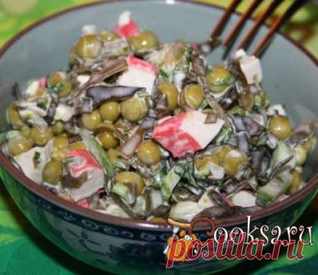 Салат из морской капусты с зеленым горошком, плавленым сыром и крабовыми палочками фото рецепт приготовления
