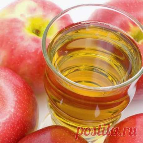 Яблочный ликер в домашних условиях 

Большинство знает, как приготовить компот, настойку, сок или пюре из яблок. Но из этих полезных фруктов также получается изумительный домашний яблочный ликер! Готовится ликер из свежеприготовленного…