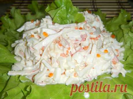 Простой и очень вкусный салат с кальмарами, крабовыми палочками и красной икрой - как приготовить салат из кальмаров с яйцом, пошаговый рецепт с фото.