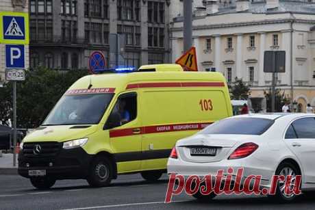 В Петербурге мужчину насмерть задавил его же автобус. В Санкт-Петербурге автобус придавил своего же водителя. Об этом стало известно «Известиям». По сообщению издания, несчастный случай произошел в воскресенье, 11 декабря, в Фрунзенском районе города. Это лучилось, так как водитель автобуса, выйдя из салона транспортного средства, забыл поставить его на стояночный тормоз.