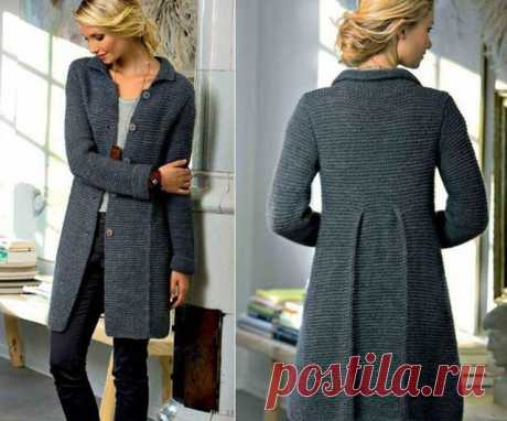 Стильное классическое пальто Джованна платочной вязкой спицами – описание вязания