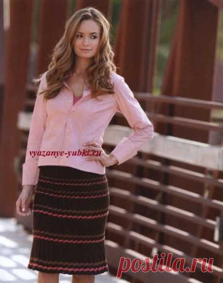 Красивая вязаная юбка спицами с поперечными полосками и  имитацией складок. С описанием вязания