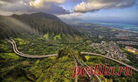 Лестница Хайку, Гавайи // «Лестница в небо» - этот пешеходный маршрут проходит по горной местности острова Оаху на Гавайях. 3992 ступеньки поднимаются на высоту 850 метров над уровнем моря и открывают волшебный вид на остров.