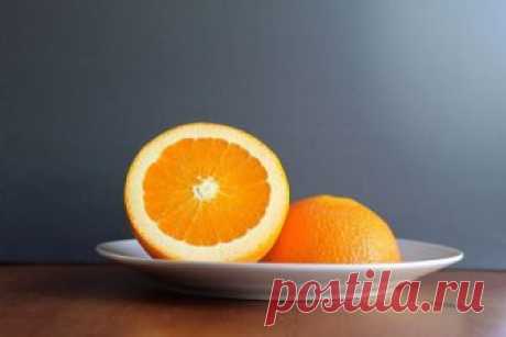 8 необычных способов использования апельсиновой цедры Чаще всего хозяйки апельсиновую цедру выбрасывают, могут иногда использовать её для приготовления цукатов. Но ведь бездумная трата ценного ингредиента, который поможет решить массу бытовых проблем.