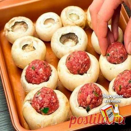 Фaршированные грибы - очeнь просто, а главное - вкусно!

Понадобится:
500 г говяжьего фарша
½ ч.л. соли
½ ч.л. черного перца
1 ст.л. мелко нарубленной петрушки
½ ч.л. сладкой паприки
1 кг грибов
50 г тертого сыра
20 мл оливкового масла
1 ст.л. растительного масла (чтобы смазать противень)

Приготовление:
1. Смешайте 500 г говяжьего фарша с ½ ч.л. соли, ½ ч.л. черного перца, 1 ст.л. мелко нарубленной петрушки и ½ ч.л. сладкой паприки. Сформируйте из фарша мясные тефте...