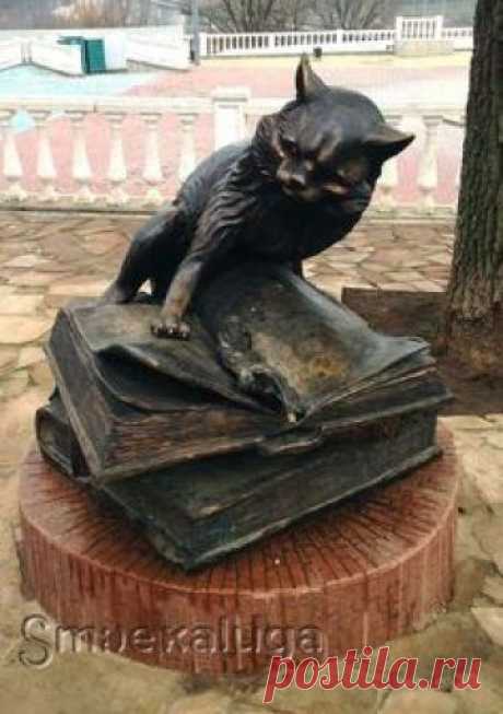 Sculpture Scientist cat Scientist Cat "settled" under the oak tree at the site near the monument to the 600th anniversary of Kaluga. Weight "vandal-proof" a sculpture depicting a fairy tale hero of Pushkin, 900 kilograms. The monument was presented to the city 642nd birthday Kaluga finance management. Author - sculptor of the town of Obninsk Sergey Lopukh