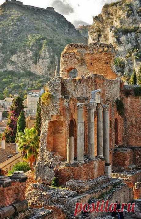 Greco-Roman Theatre - Taormina, province of Messina Sicily, Italy #messsina #sicilia #sicily | Ann Stowers приколол(а) это к доске Travel