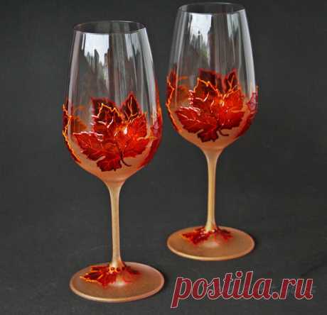 Wine Glasses, Mapple Leaves Glasses, Autumn Glasses, Fall Glasses, Hand Painted, Set of 2 Wine Glasses, Mapple Leaves Glasses, Autumn Glasses, Fall Glasses, Hand Painted, Set of 2 Fine quality wine glasses, hand painted, set of 2. Soft light orange frost effect on the base and stem. Rich shades of yellow, orange and red for the leaves. Bright and warm autumn colors. One of a kind Glasses, Authors design. READY TO SHIP! Gift box wrapping. height; 24cm / 9 in 570ml 19 1/4 OZ...