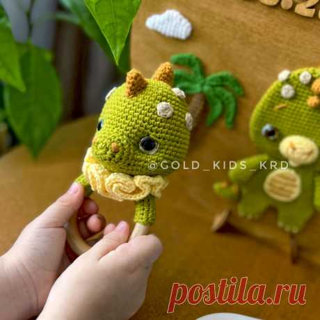 PDF Погремушка Динозаврик крючком. FREE crochet pattern; Аmigurumi toy patterns. Амигуруми схемы и описания на русском. Вязаные игрушки и поделки своими руками #amimore - погремушка в виде динозавра, грызунок, маленький динозаврик.