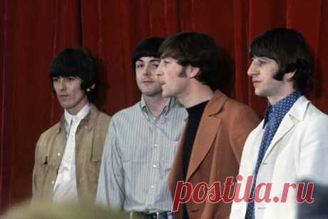 1966. The Beatles at Capitol Records in Hollywood - photo by Bruce McBroom - p3638 | PastYears.info