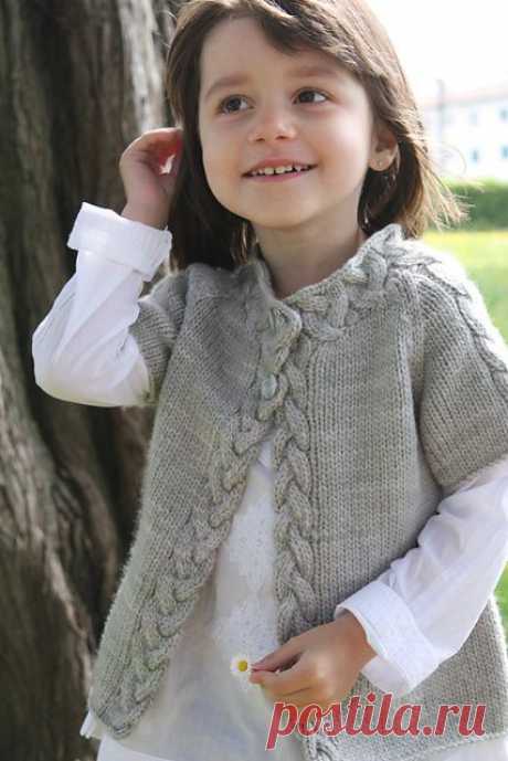 Ravelry: La petite veste à torsades enfant Compiègne pattern by La Droguerie