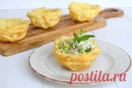 Cestini di pasta sfoglia Servire dei cestini di pasta sfoglia fatti con le proprie mani e divertirsi a farcirli in mille gusti è un'idea sfiziosa e golosa. Venerdì scorso avevo degli