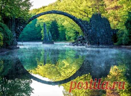 Мистический мост Ракотцбрюке находится в немецком парке Кромлау

Мост Ракотцбрюке находится в немецком парке Кромлау. Эта надводная каменная дуга была построена в 1860 году и по сей день поражает многих своей геометрией и живописным окружением.

Мост вместе со своим отражением образует чёткую окружность, независимо от точки наблюдения. Хотя, конечно, немаловажную роль в этом играет уровень воды в реке.