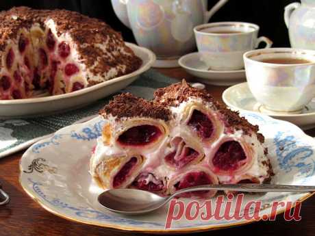 Постигая искусство кулинарии... : Блинный торт с вишней и сметанным кремом