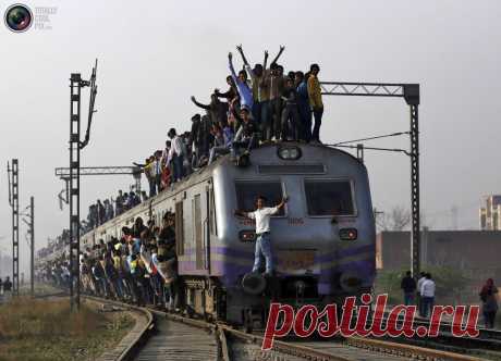Переполненный поезд на окраине Нью-Дели, Индия.