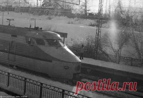 Старый Солнечногорск поезд ЭР-200 на платформе Сенеж, середина 80-х годов...