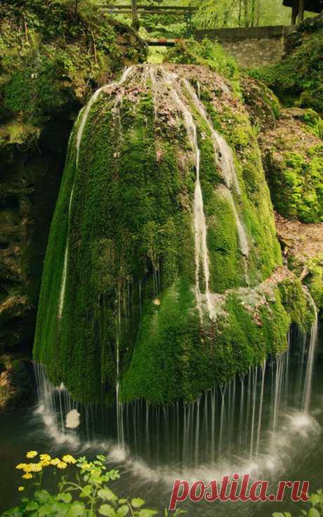 Однин из самых красивых водопадов мира. Вода в нем падает уникальным образом, падая с высоты 8 метров на мшистый известковый туф. Деревянный мост над рекой позволяет подходить близко к водопаду. Водопад Бигар, Румыния