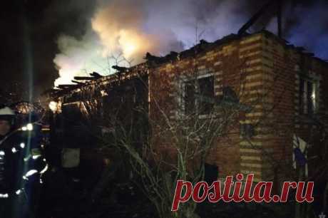Пять человек погибли при пожаре в частном доме в Воскресенске. Пожар разгорелся на площади 150 квадратных метров.