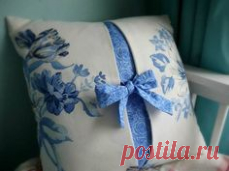 beautiful two-fabric pillow with bow