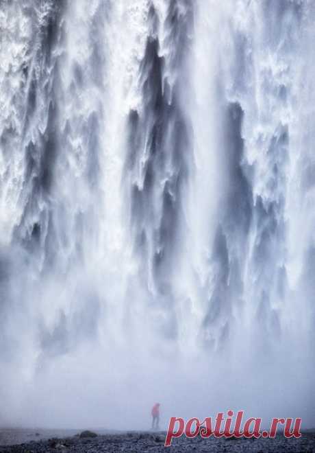 Стена водопада Скогафосс, Исландия. Снимал Сергей Луканкин: nat-geo.ru/community/user/49624/