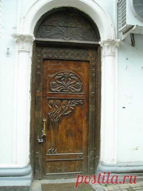 Дверь со столетней историей...
