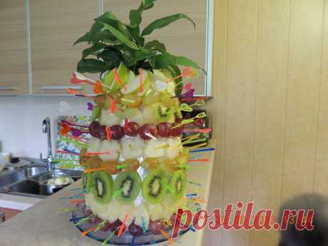 Вот так можно подать фрукты на праздничный стол.За основу можно взять пекинскую капусту.