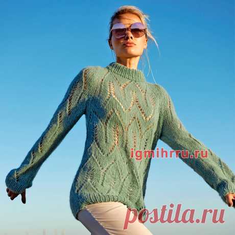 Мягкий пуловер цвета мяты с крупным ажурным узором. Вязание спицами со схемами и описанием